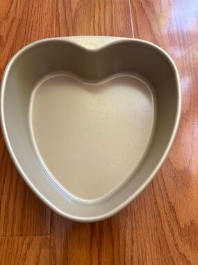 Crofton Heart-Shaped Nonstick Cake Pan in Gold - 9 X 8.5 inch